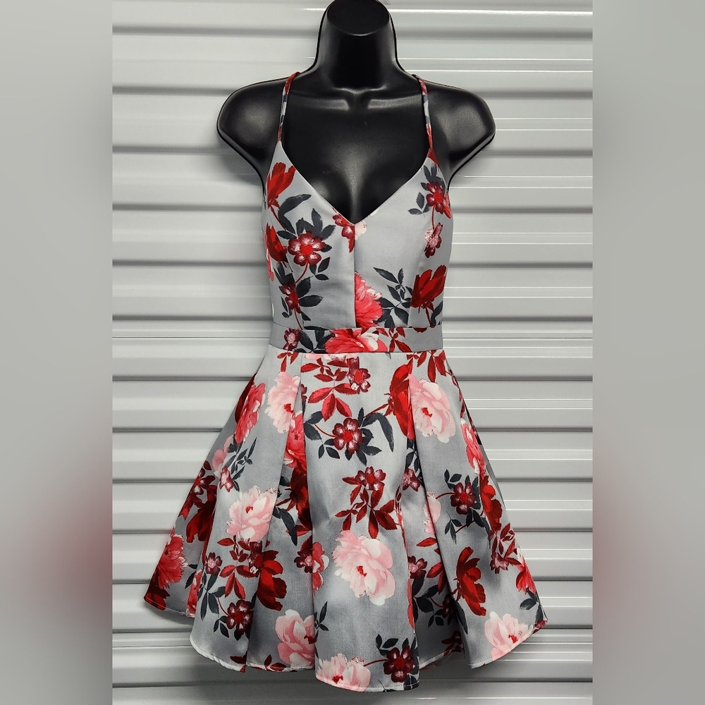 B-DARLIN Lace and floral evening/Prom dress pockets on sides. Lip gloss NOT incl